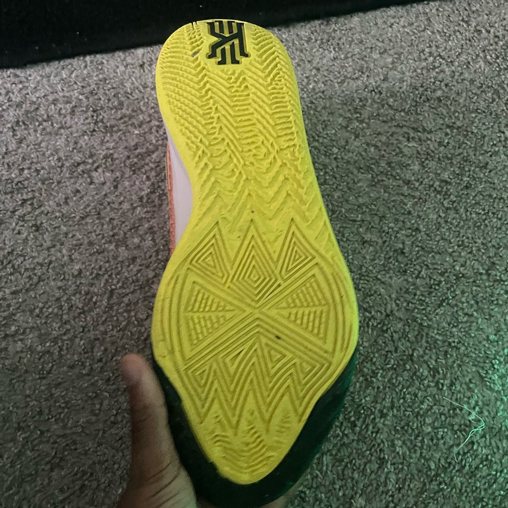 Kyrie size 11